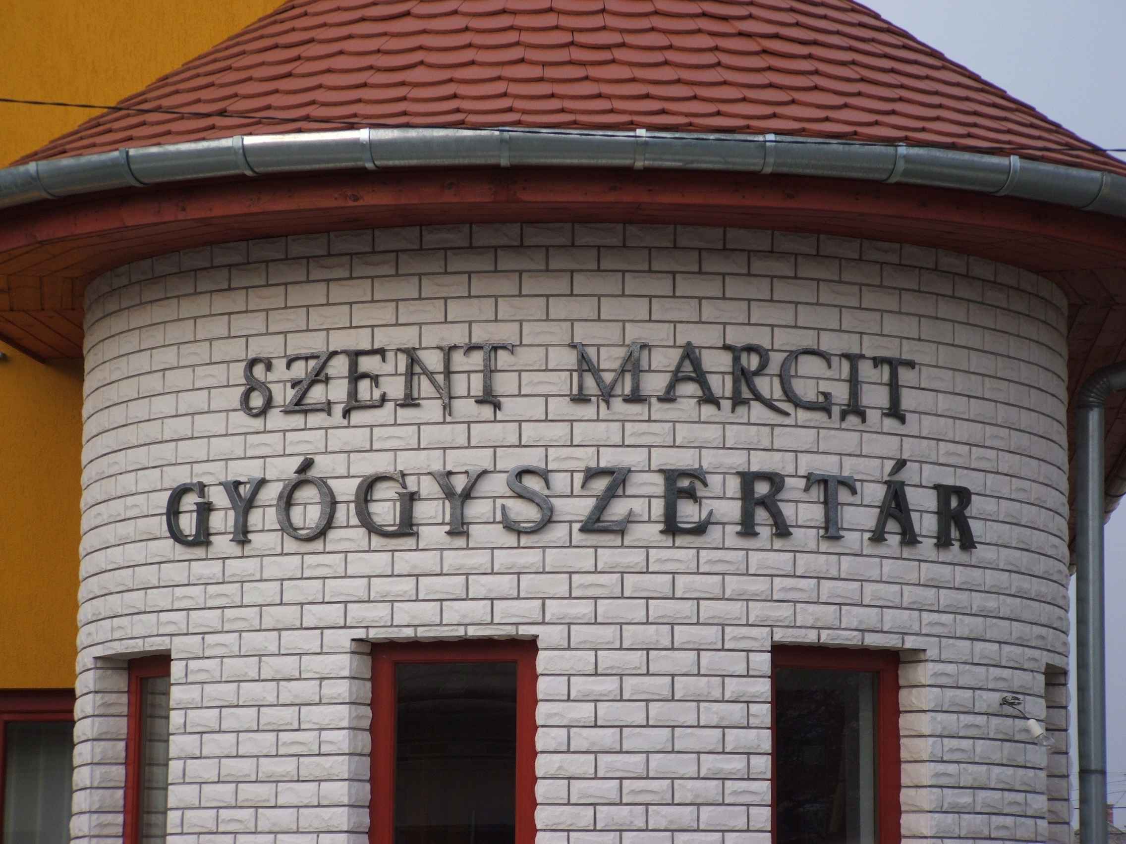 Szent Margit Gyógyszertár épületkerámia felirat, Törtel