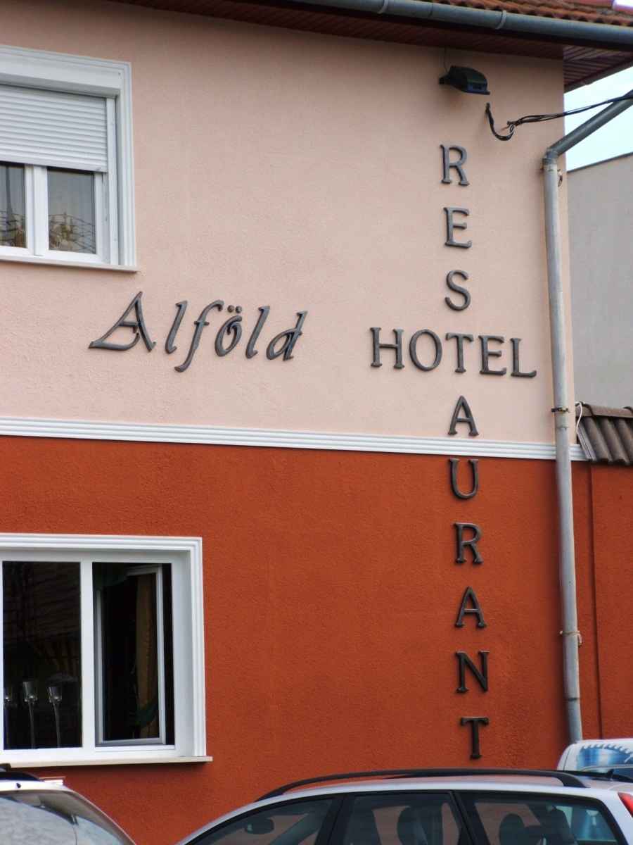 Épületkerámia felirat, Cegléd