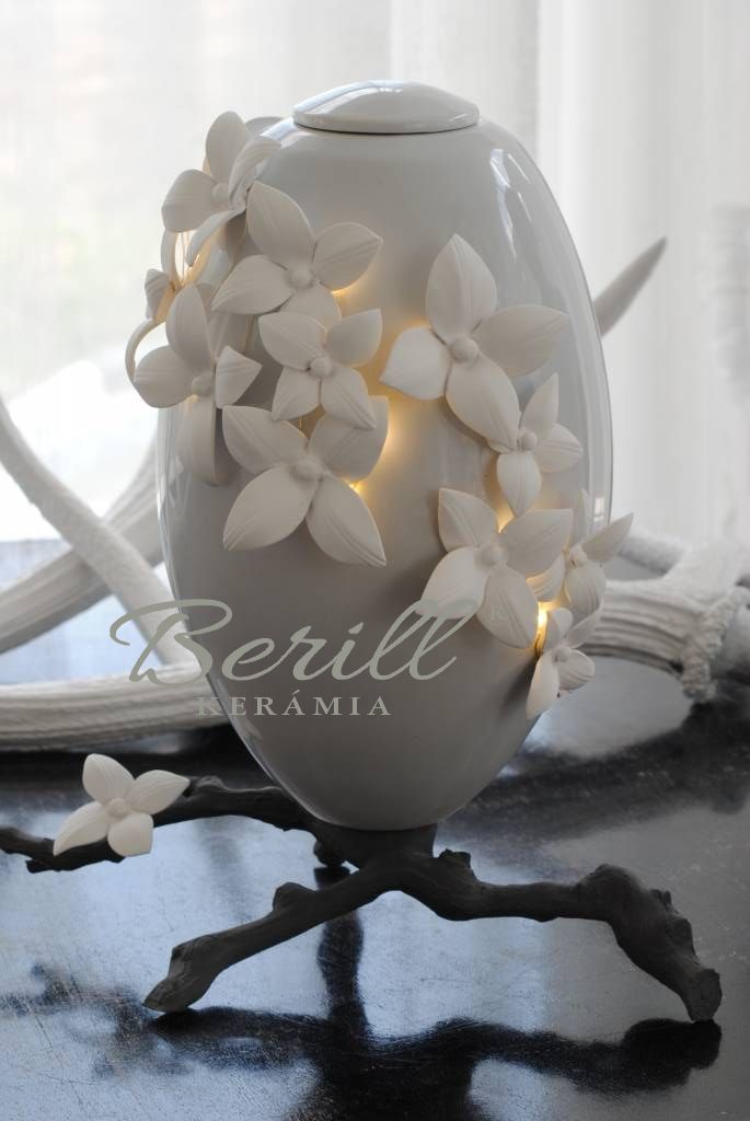 Kerámia ledes lábon álló ovál urna virágokkal világos szürke    LLOU-VSZFV