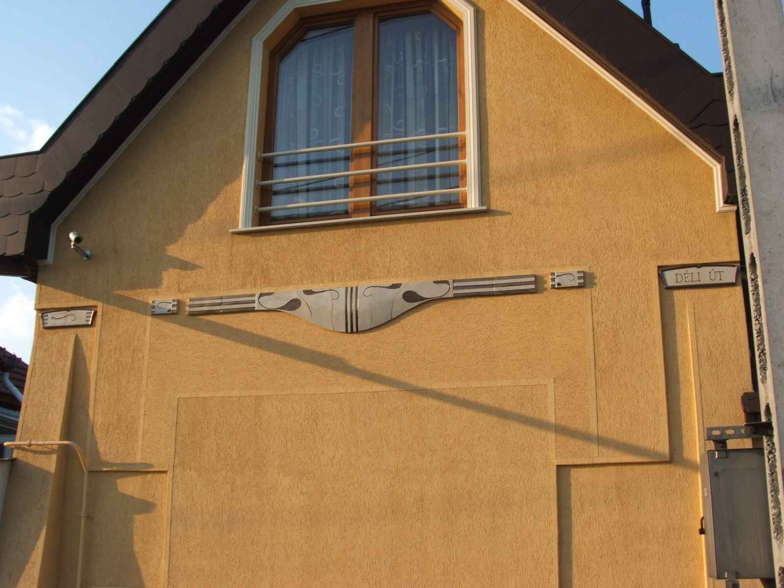 Utcai homlokzat kerámiadísz