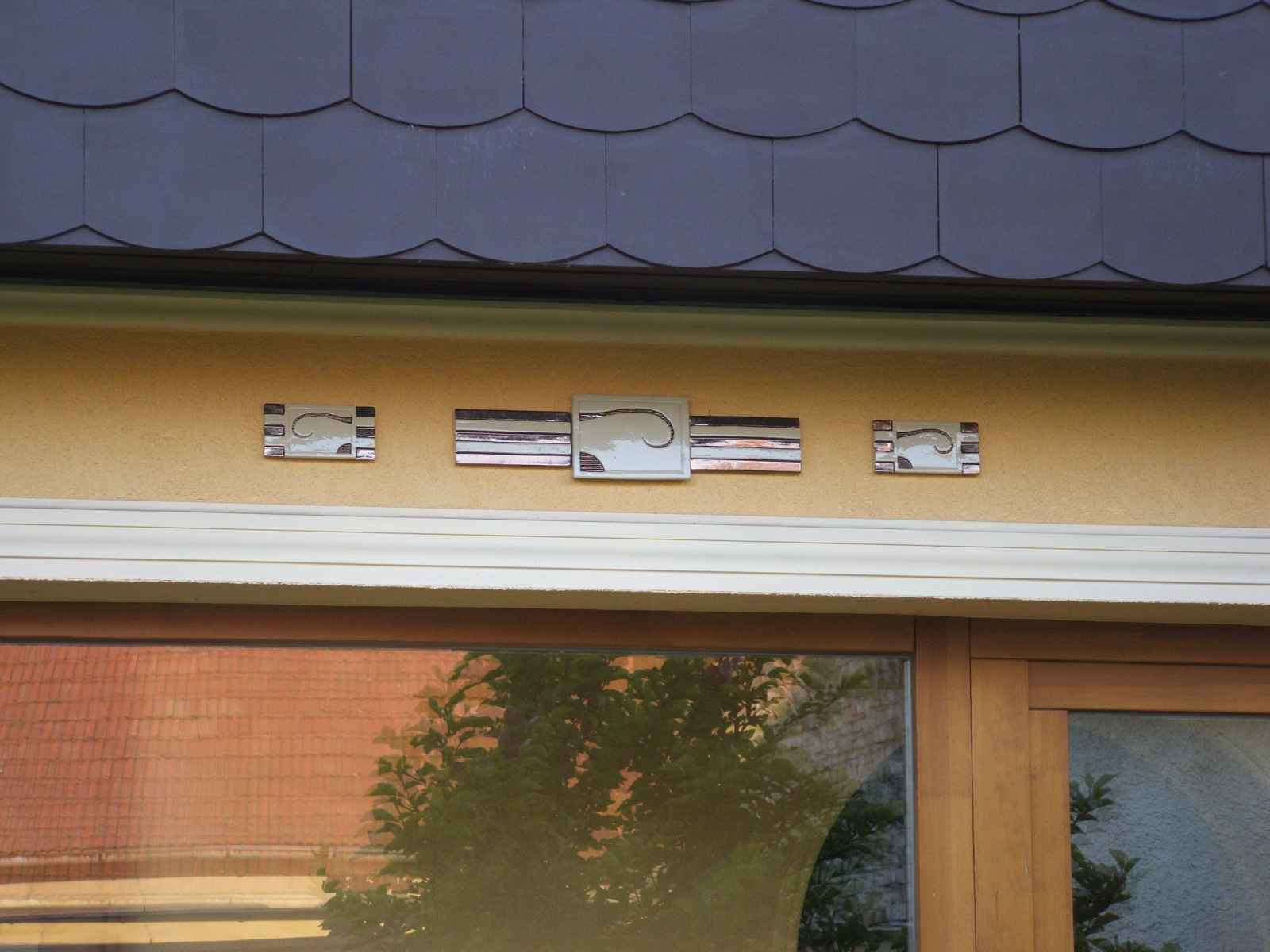 Kerámiaékszerek a terasz fölött