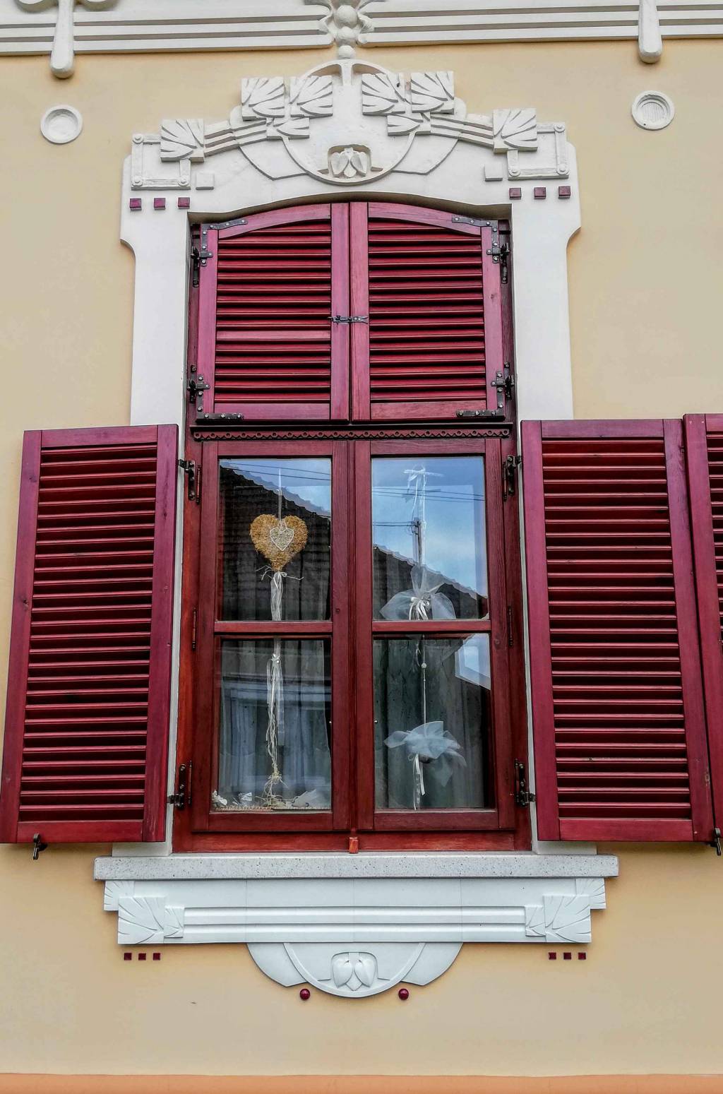 Ablak, teljes pompában.