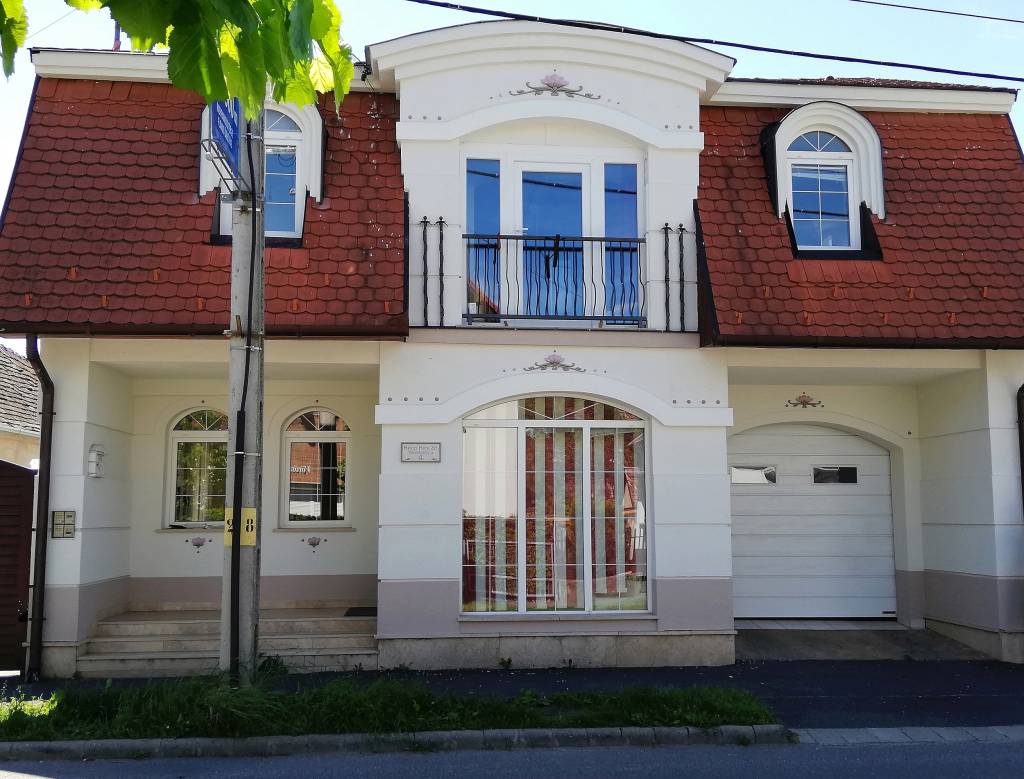 Teljes homlokzat
